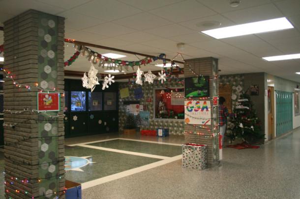 Students Decorate Lobby for Holidays